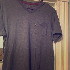 Levi’s V-neck pocket tee - Medium